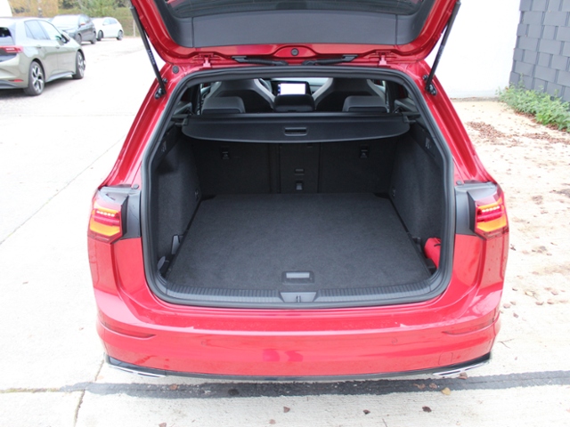 Golf VIII Variant R-LINE 1.5 TSI OPF *PANO,AZV,A