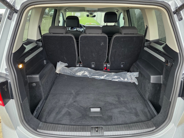 Touran Highline 2.0 TDI DSG*AZV,NAVI,LED*