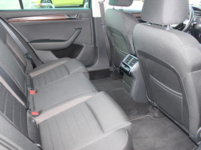 Superb Combi Scout 2.0 TDI DSG 4x4 *AHK,PANO,ACC