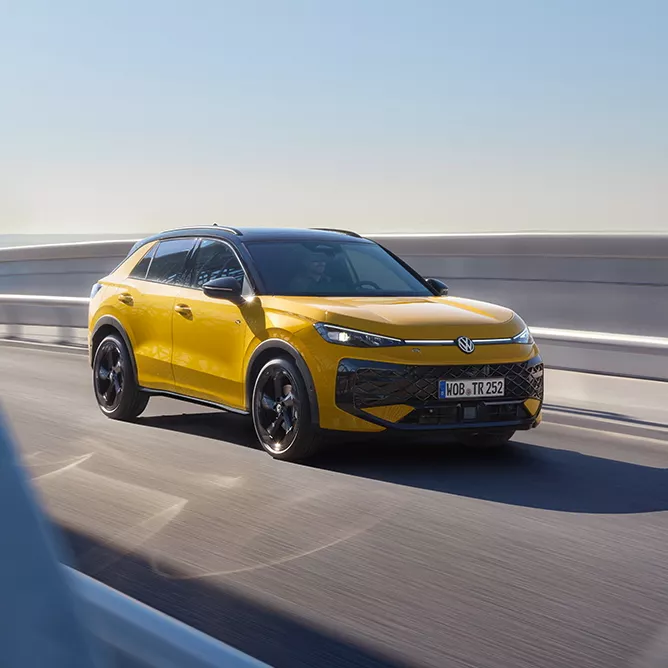 VW T-Roc neu gelb außen fahrend