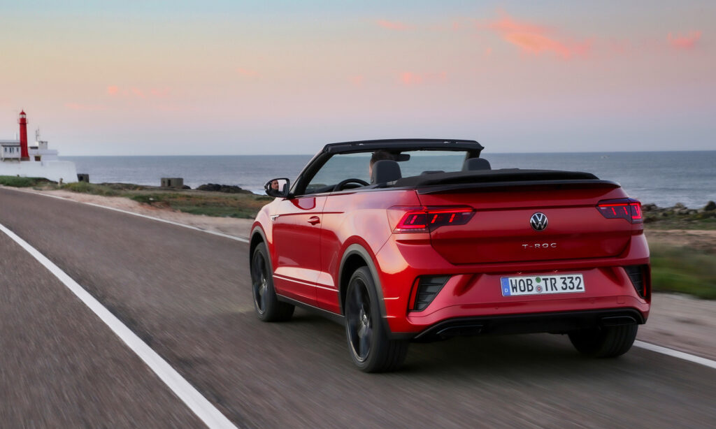 VW T-Roc Cabriolet Heckansicht Fahren VW T-Roc Cabriolet Heckansicht Fahren